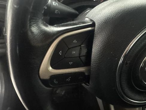Used 2017 Jeep Renegade Latitude AWD/4WD image 6