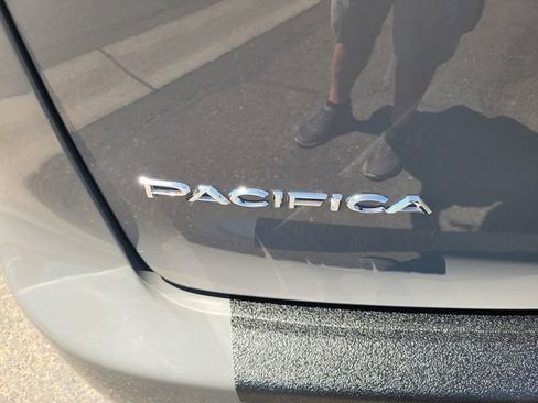 Used 2022 Chrysler Pacifica Touring-L FWD image 10
