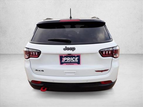 Used 2025 Jeep Compass Trailhawk AWD/4WD image 3