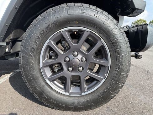 Used 2020 Jeep Gladiator Overland AWD/4WD image 12
