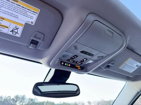 Used 2022 GMC Terrain SLT w/ Tech Package image 25