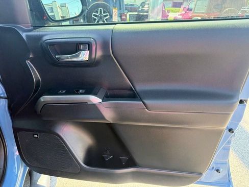 Used 2019 Toyota Tacoma TRD Sport AWD/4WD image 24