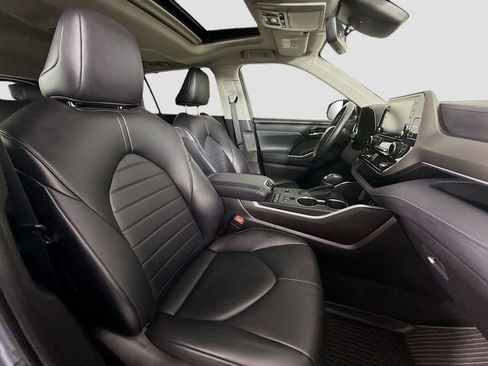 Used 2022 Toyota Highlander XLE image 18