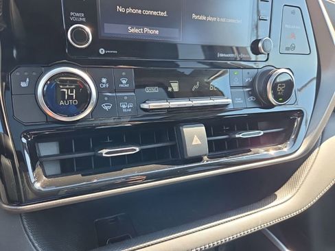 Used 2020 Toyota Highlander XLE FWD image 22