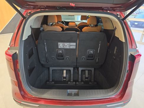 Used 2024 Kia Carnival EX FWD image 31