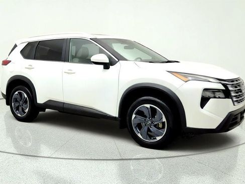 Used 2024 Nissan Rogue SV w/ SV Premium Package FWD image 3