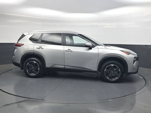 Used 2025 Nissan Rogue SV w/ SV Premium Package FWD image 4