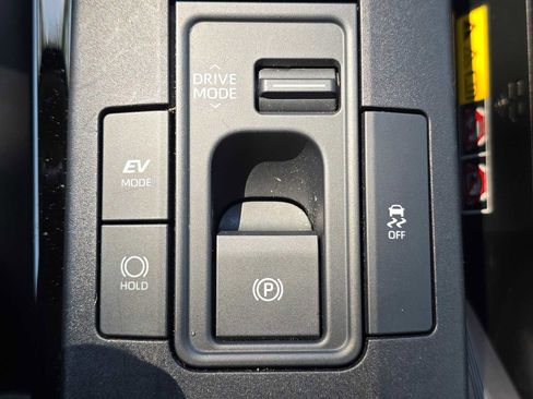 Used 2025 Toyota Prius XLE FWD image 34