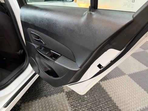 Used 2014 Chevrolet Cruze LT image 37