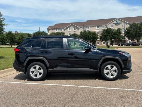 Used 2021 Toyota RAV4 XLE w/ Convenience Package FWD image 4