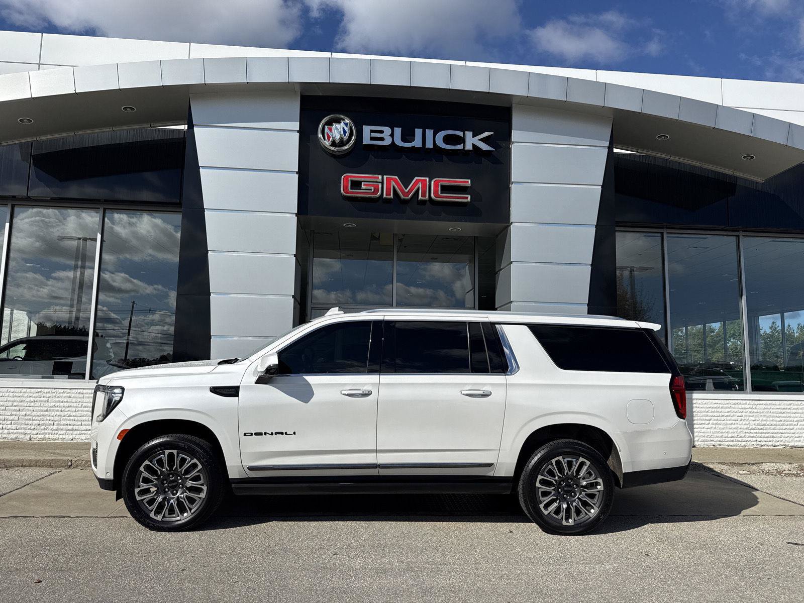 Used 2024 GMC Yukon XL Denali Ultimate AWD/4WD image 2