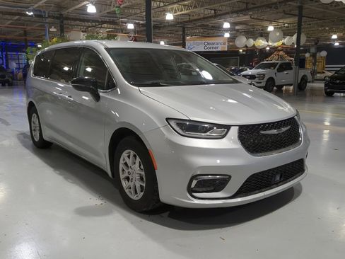Used 2024 Chrysler Pacifica Touring-L image 4
