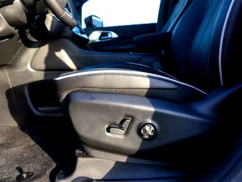 New 2026 Chrysler Pacifica Limited image 11