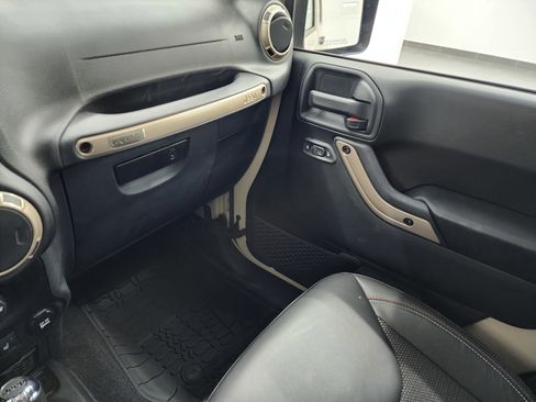 Used 2016 Jeep Wrangler Unlimited Sahara image 11