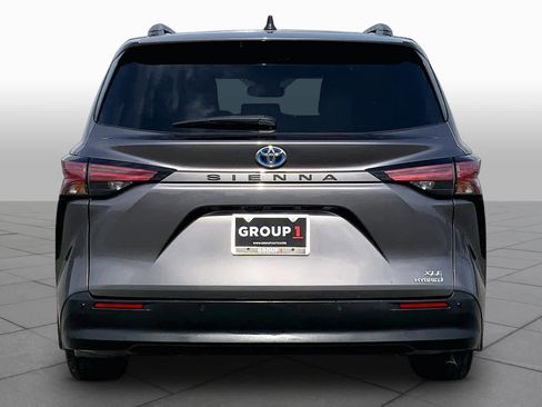 Used 2022 Toyota Sienna XLE image 5