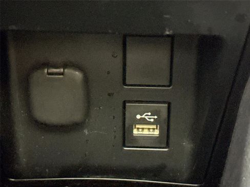 Used 2023 Toyota Crown Limited image 38