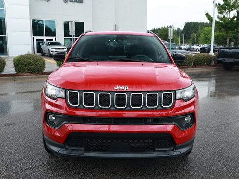 Used 2024 Jeep Compass Latitude AWD/4WD image 2