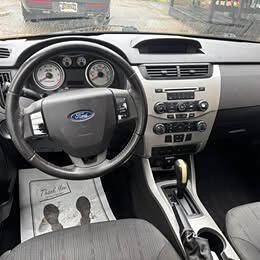 Used 2009 Ford Focus SE FWD image 2