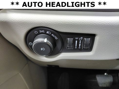 Certified 2024 Chrysler Pacifica Limited image 31