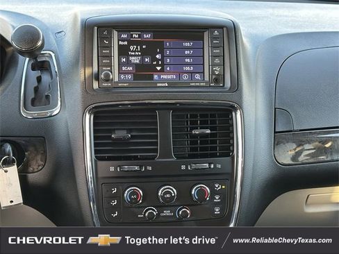 Used 2018 Dodge Grand Caravan SE w/ UConnect Hands-Free Group image 17