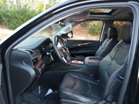 Used 2020 Cadillac Escalade Luxury w/ LPO, Radiant Package image 9