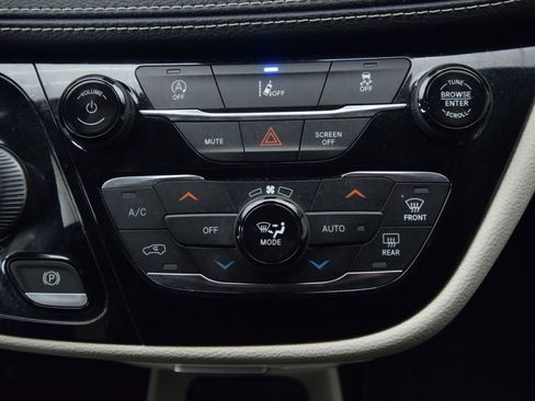 Used 2022 Chrysler Pacifica Touring-L image 34