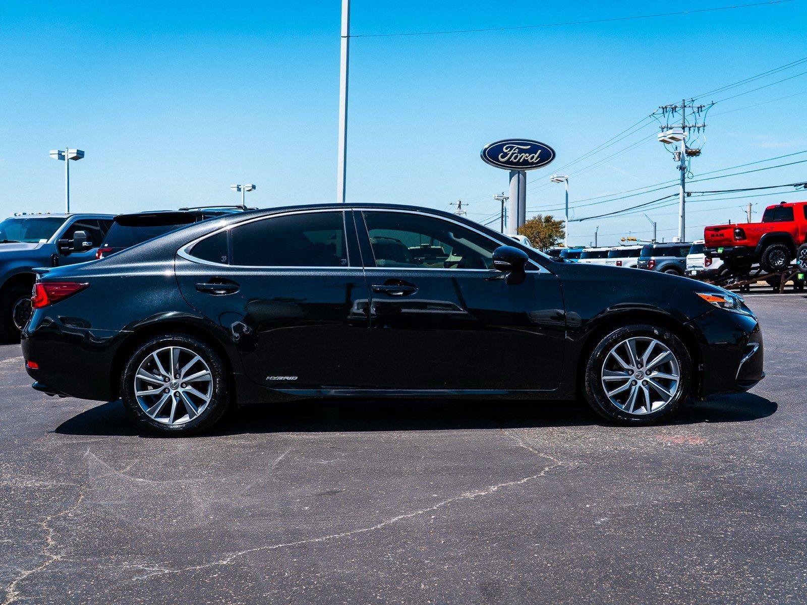 Used 2017 Lexus ES 300h w/ Luxury Package FWD image 3