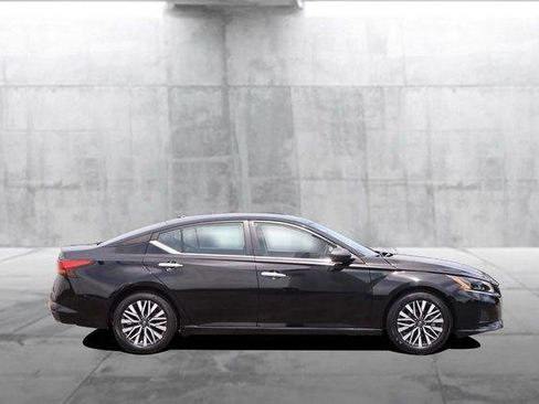 Used 2024 Nissan Altima 2.5 SV FWD image 5