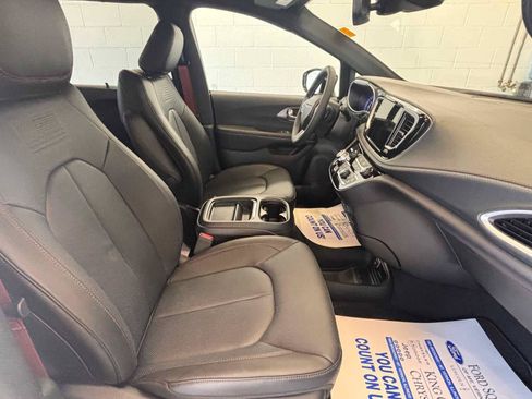 New 2027 Chrysler Pacifica Select FWD image 13