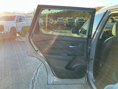 Used 2022 Nissan Rogue SL w/ SL Premium Package image 18