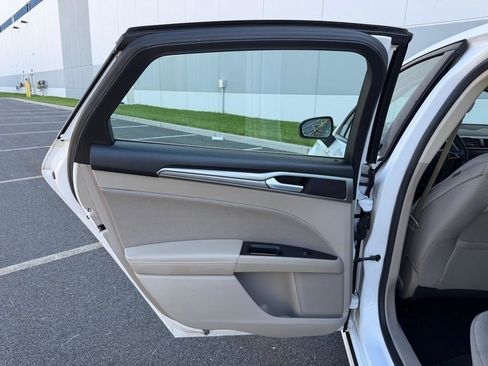 Used 2019 Ford Fusion SE FWD image 24