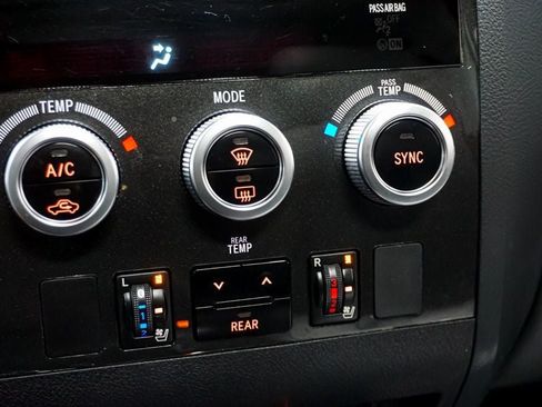 Used 2022 Toyota Sequoia Platinum AWD/4WD image 10