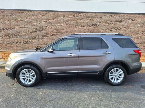 Used 2014 Ford Explorer XLT w/ Equipment Group 202A image 2
