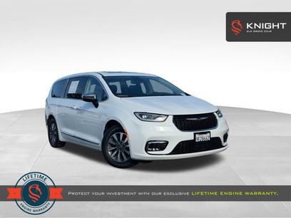 Used 2023 Chrysler Pacifica Limited w/ Uconnect Theater Family Group