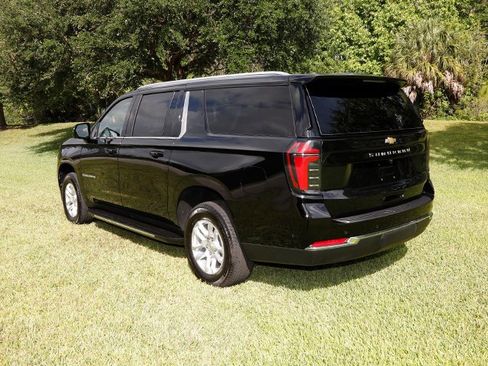 Used 2025 Chevrolet Suburban LS RWD image 2