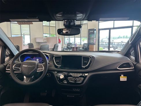 New 2025 Chrysler Pacifica Select image 27