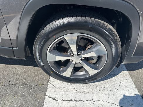 Used 2019 Jeep Cherokee Limited w/ Luxury Group AWD/4WD image 11