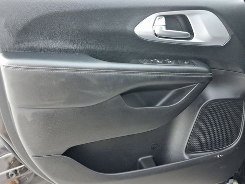 Used 2021 Chrysler Pacifica Touring w/ S Appearance Package image 12