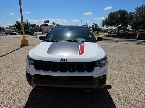 Used 2025 Jeep Compass Trailhawk AWD/4WD image 3