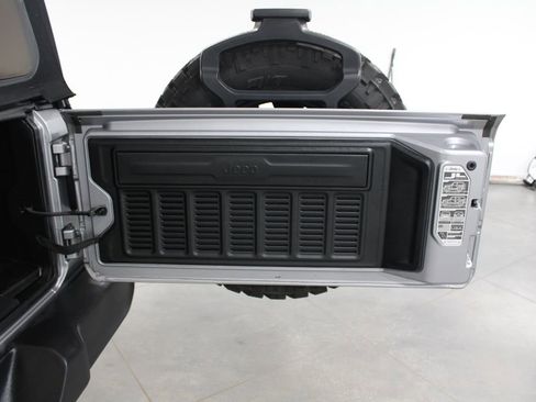 Used 2018 Jeep Wrangler Unlimited Sport S image 19