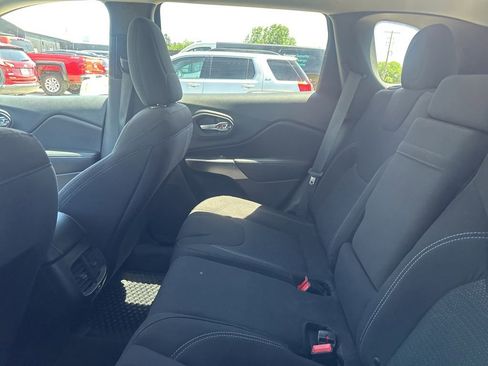 Used 2019 Jeep Cherokee Latitude w/ Cold Weather Group AWD/4WD image 21