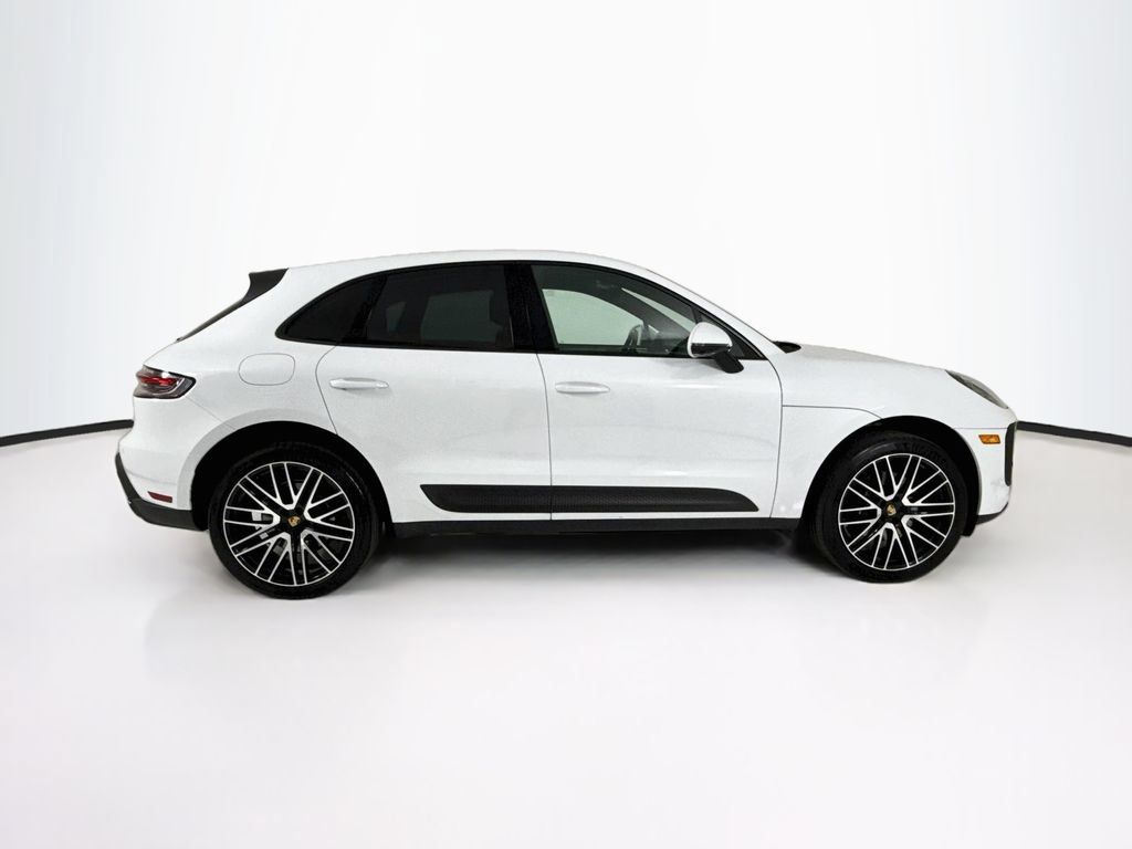 Certified 2025 Porsche Macan AWD/4WD image 8
