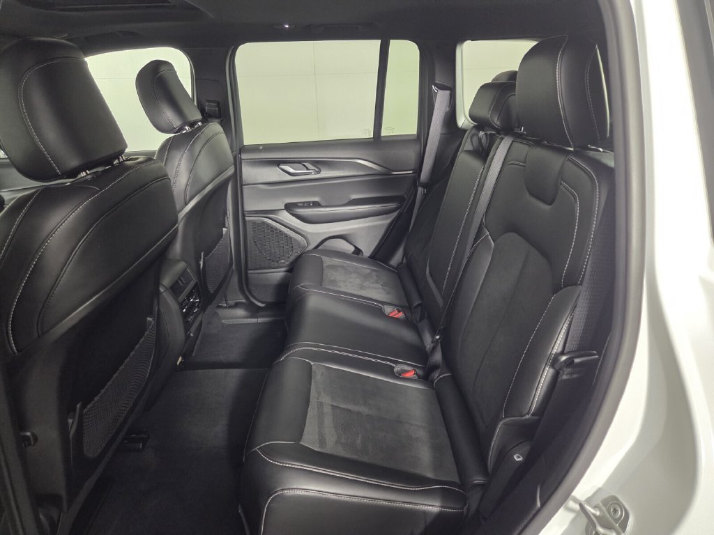 Used 2025 Jeep Grand Cherokee Altitude AWD/4WD image 22