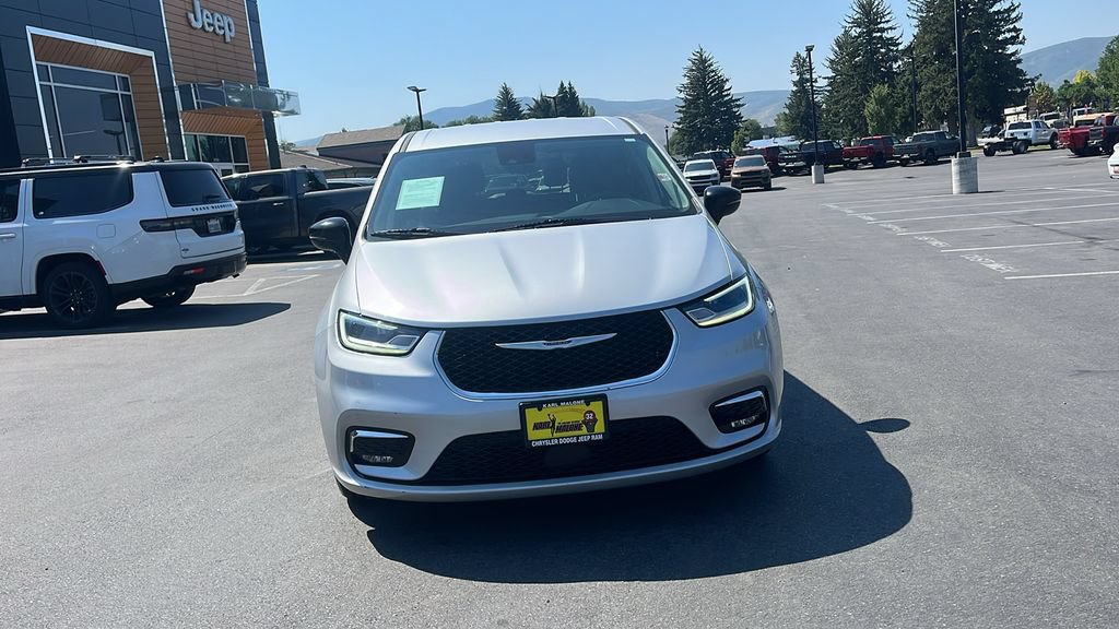 Used 2024 Chrysler Pacifica Touring-L FWD image 2