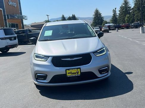 Used 2024 Chrysler Pacifica Touring-L FWD image 2