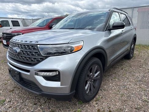 Used 2022 Ford Explorer XLT w/ Equipment Group 202A AWD/4WD image 3
