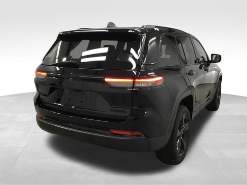 Used 2023 Jeep Grand Cherokee Limited w/ Black Appearance Package AWD/4WD image 16