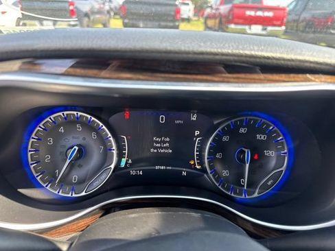 Used 2024 Chrysler Pacifica Limited AWD/4WD image 11