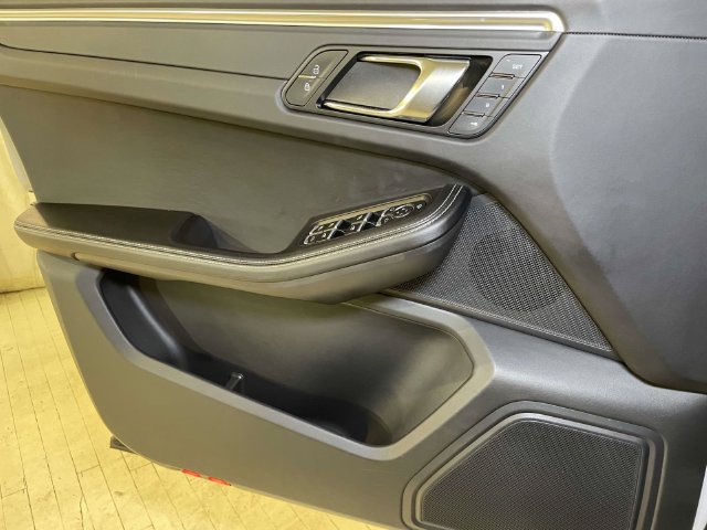 Certified 2023 Porsche Macan S AWD/4WD image 33