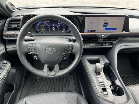Used 2023 Toyota Crown Limited image 12